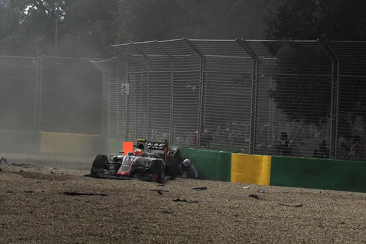 Formula 1, Gp Australia 2016, spaventoso incidente per Alonso  (10)