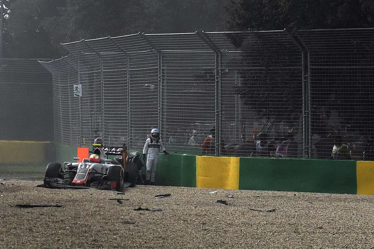 Formula 1, Gp Australia 2016, spaventoso incidente per Alonso  (11)
