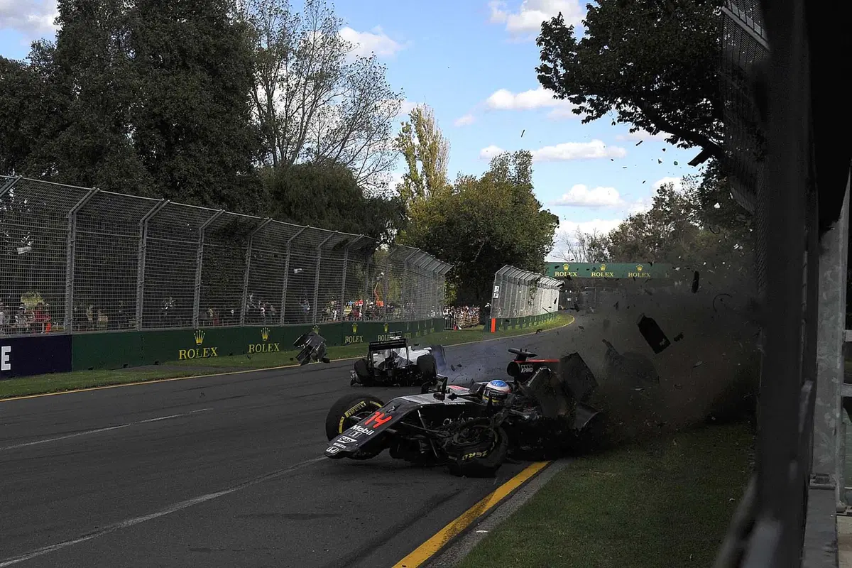 Formula 1, Gp Australia 2016, spaventoso incidente per Alonso  (12)