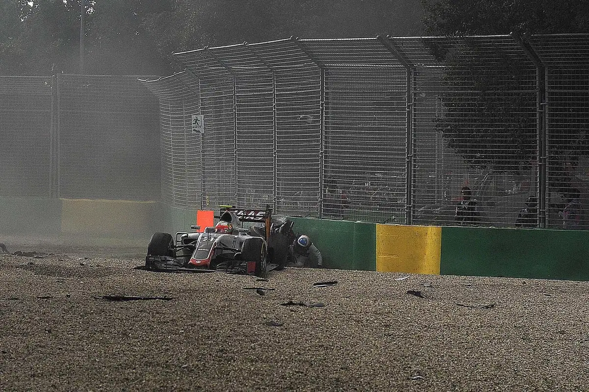 Formula 1, Gp Australia 2016, spaventoso incidente per Alonso  (13)