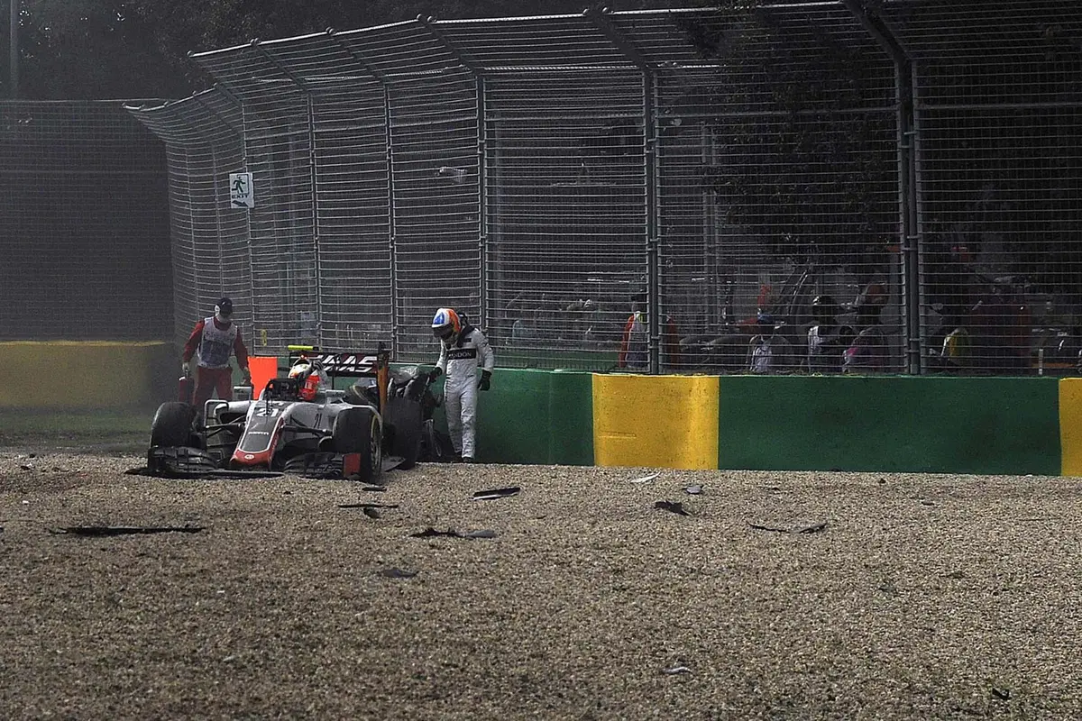 Formula 1, Gp Australia 2016, spaventoso incidente per Alonso  (14)