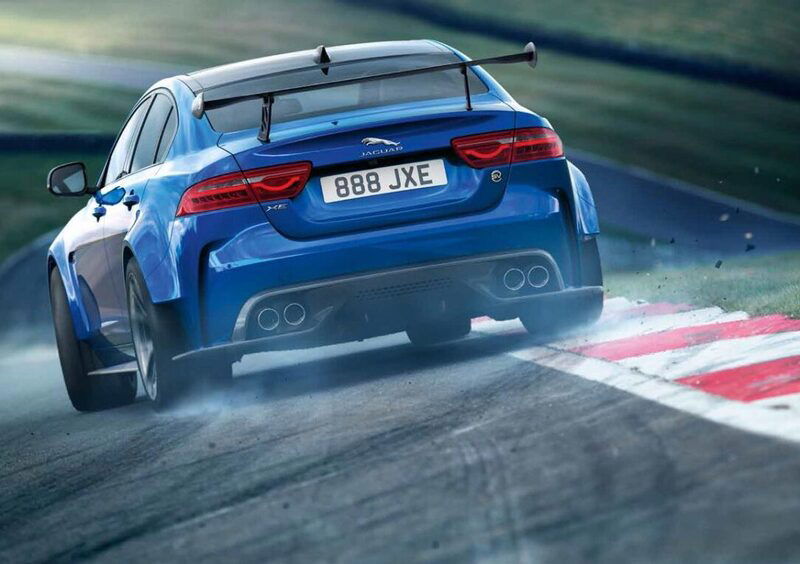 Jaguar XE Project 8, giro in taxi al Ring