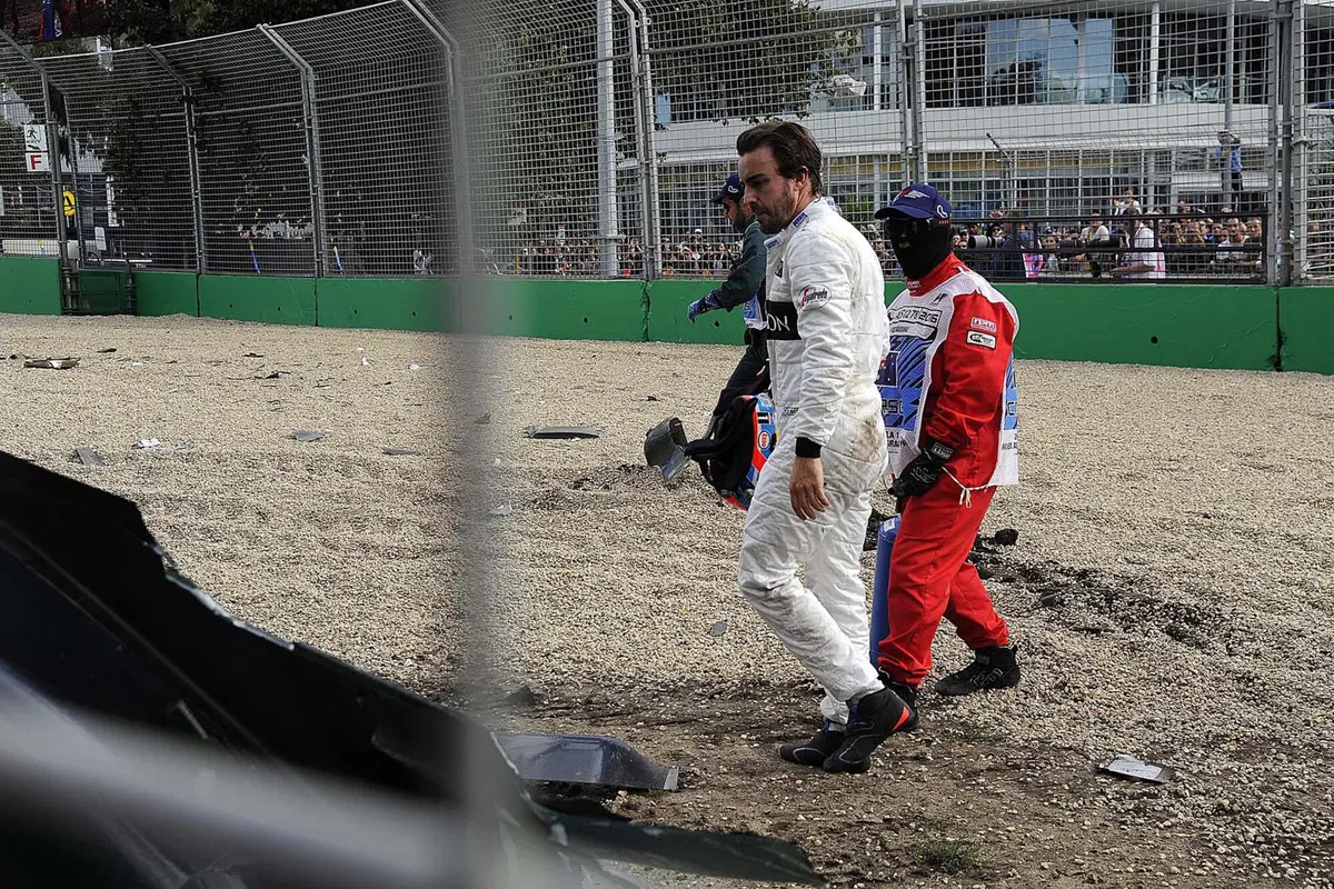 Formula 1, Gp Australia 2016, spaventoso incidente per Alonso  (20)