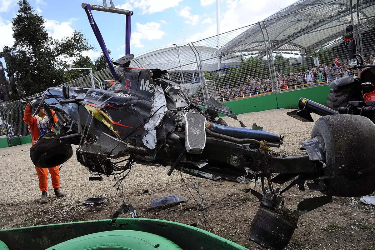 Formula 1, Gp Australia 2016, spaventoso incidente per Alonso  (21)