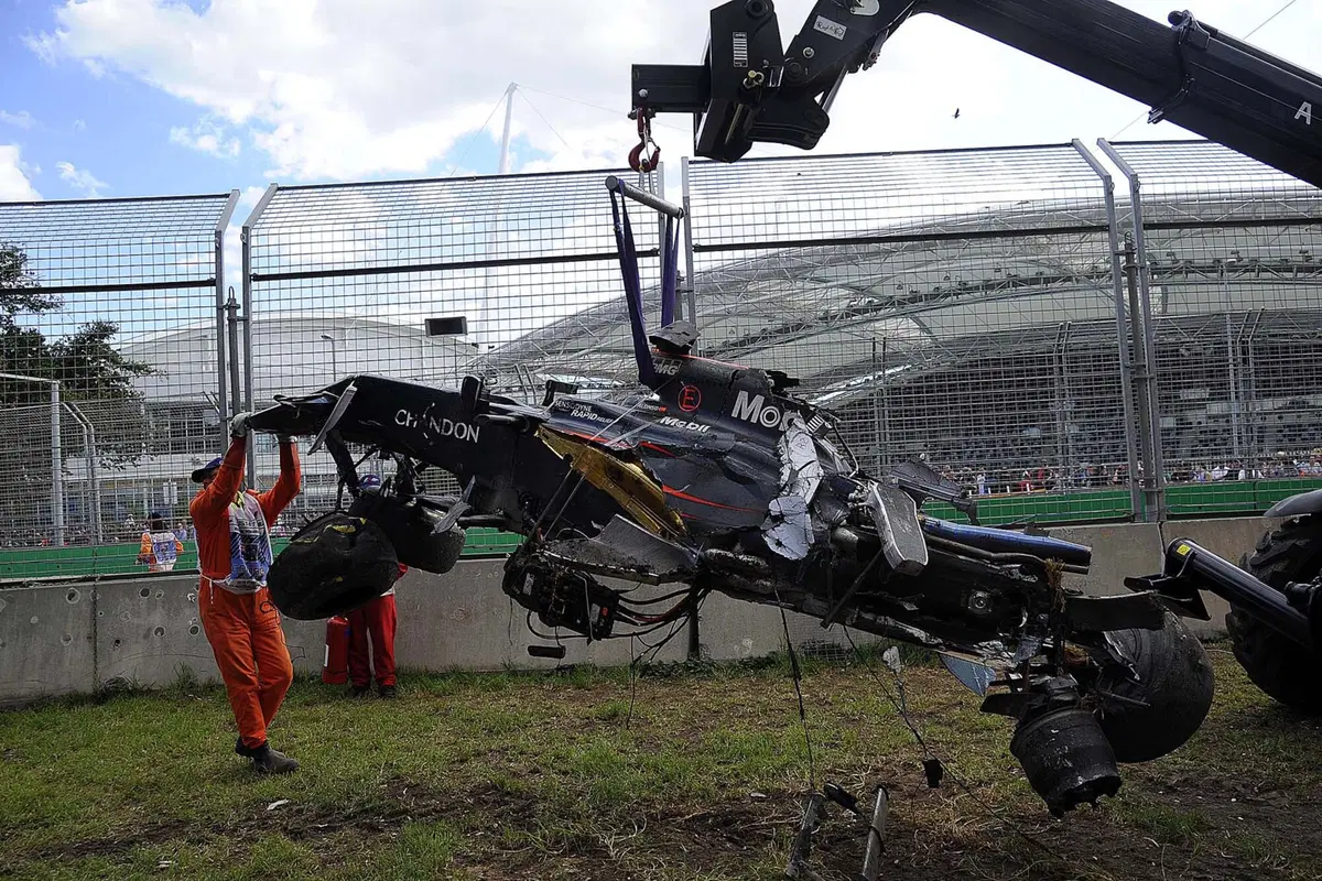 Formula 1, Gp Australia 2016, spaventoso incidente per Alonso  (24)