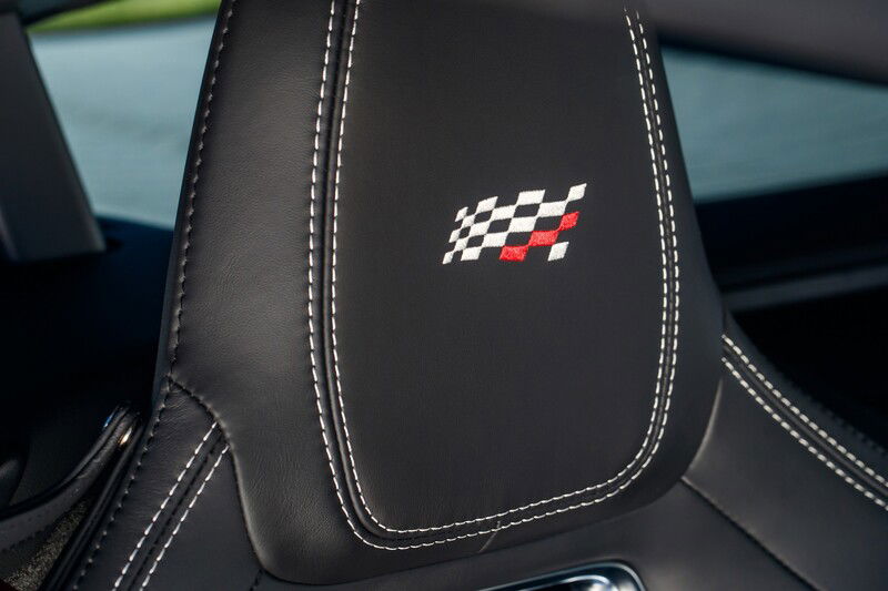 Il logo sul sedile della Jaguar F-Type Chequered Flag Edition