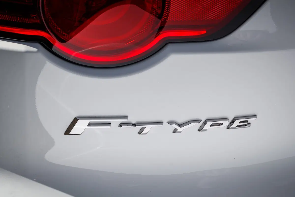 Jaguar F-Type, arriva la Chequered Flag Edition [Video e foto] (13)
