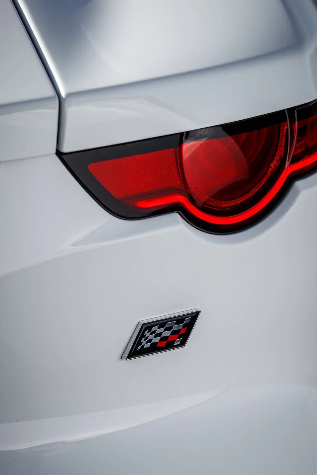 Jaguar F-Type, arriva la Chequered Flag Edition [Video e foto] (17)