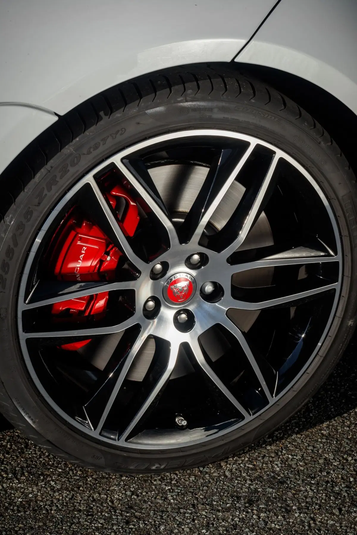 Jaguar F-Type, arriva la Chequered Flag Edition [Video e foto] (8)