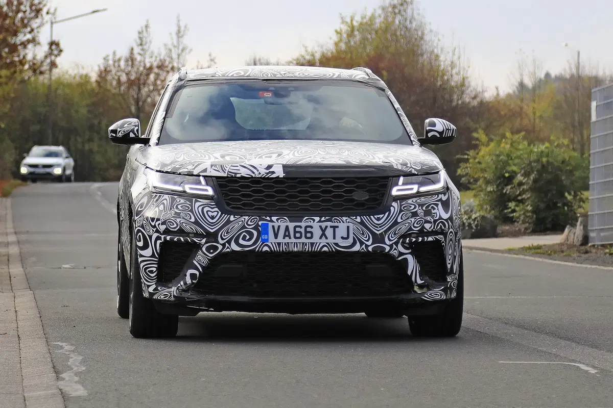 Range Rover Velar, riapparsa la versione SVR con il V8 da 550 CV (4)