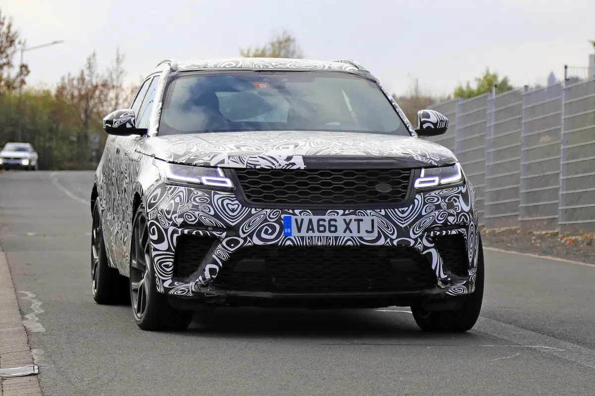 Range Rover Velar, riapparsa la versione SVR con il V8 da 550 CV (7)