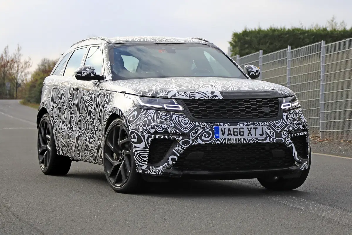 Range Rover Velar, riapparsa la versione SVR con il V8 da 550 CV (10)