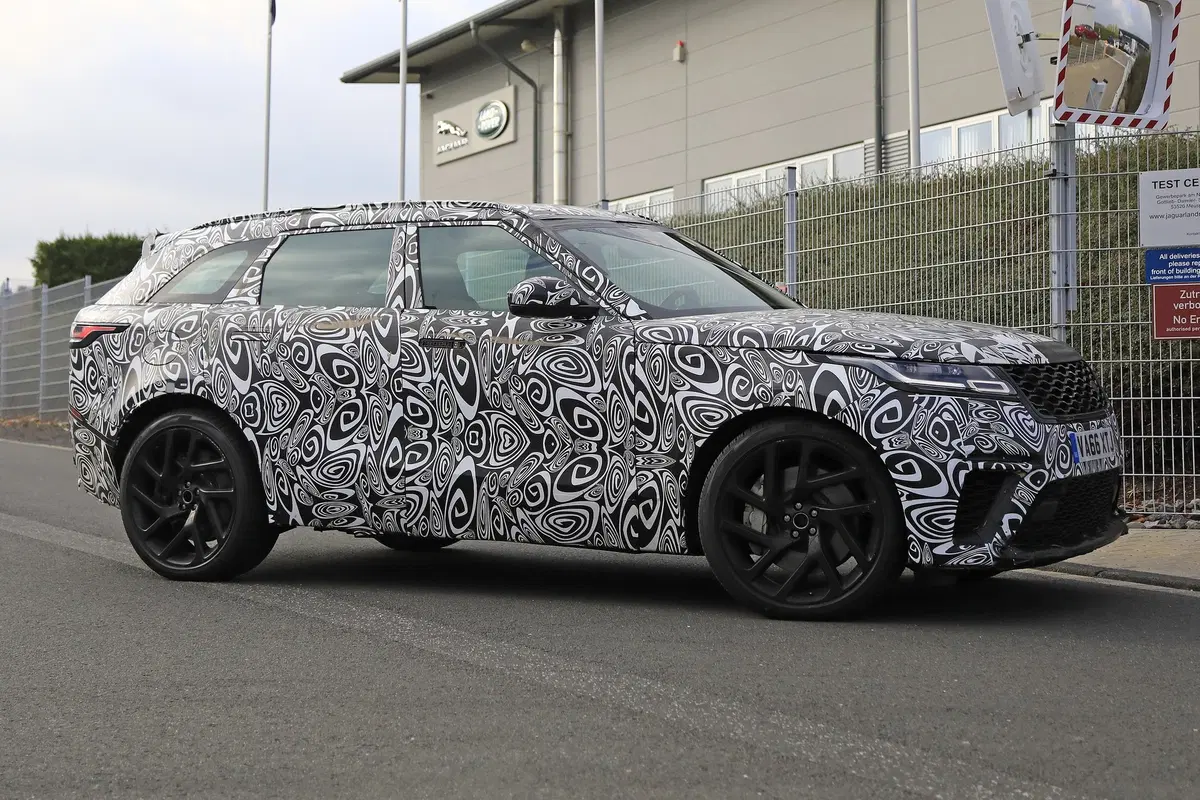Range Rover Velar, riapparsa la versione SVR con il V8 da 550 CV (8)
