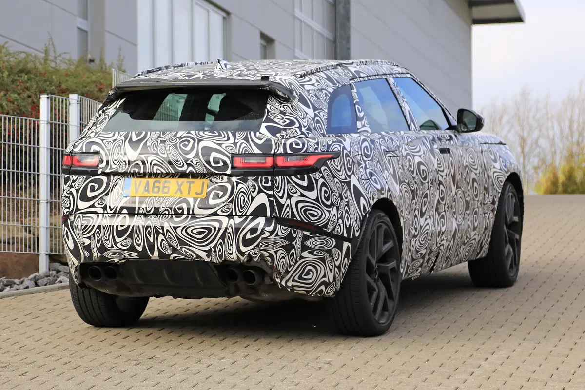 Range Rover Velar, riapparsa la versione SVR con il V8 da 550 CV (9)