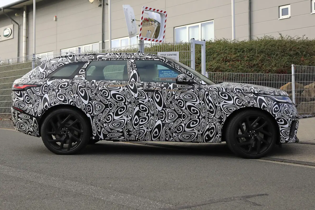 Range Rover Velar, riapparsa la versione SVR con il V8 da 550 CV (3)