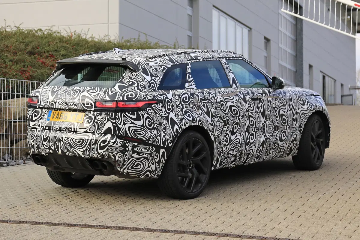 Range Rover Velar, riapparsa la versione SVR con il V8 da 550 CV (6)