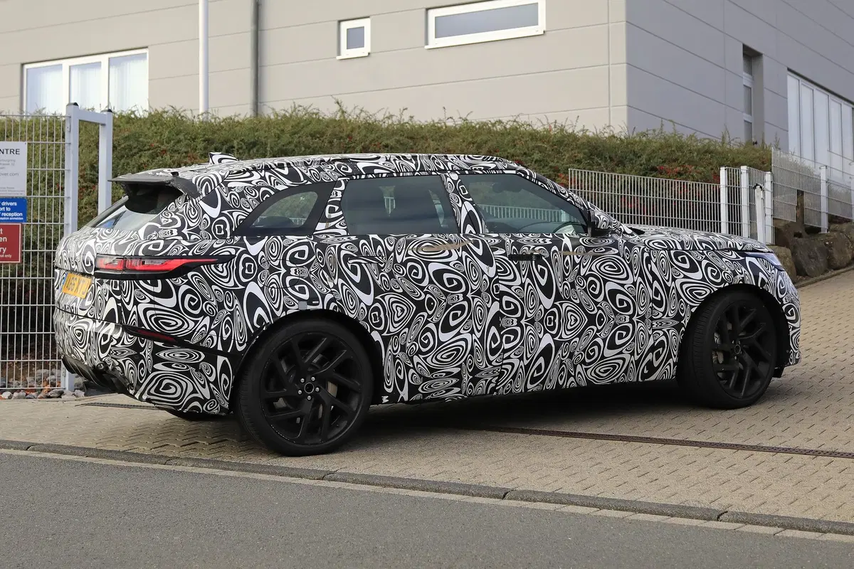 Range Rover Velar, riapparsa la versione SVR con il V8 da 550 CV (5)