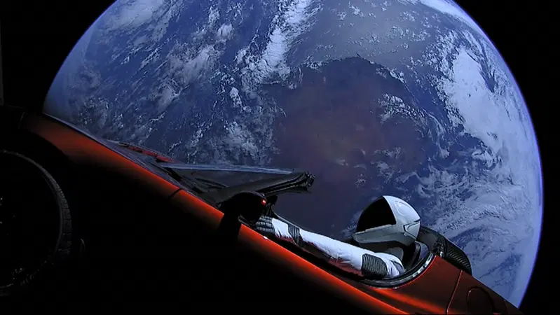 La Tesla Roadster di SpaceX supera Marte