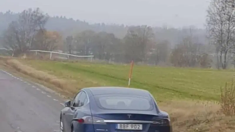 Tesla, rimane a piedi e ricarica l'auto con il generatore 