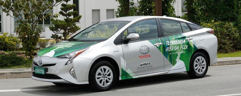 Una Toyota, che da noi vuole dire benzina + elettrico, in Brasile significa anche etanolo