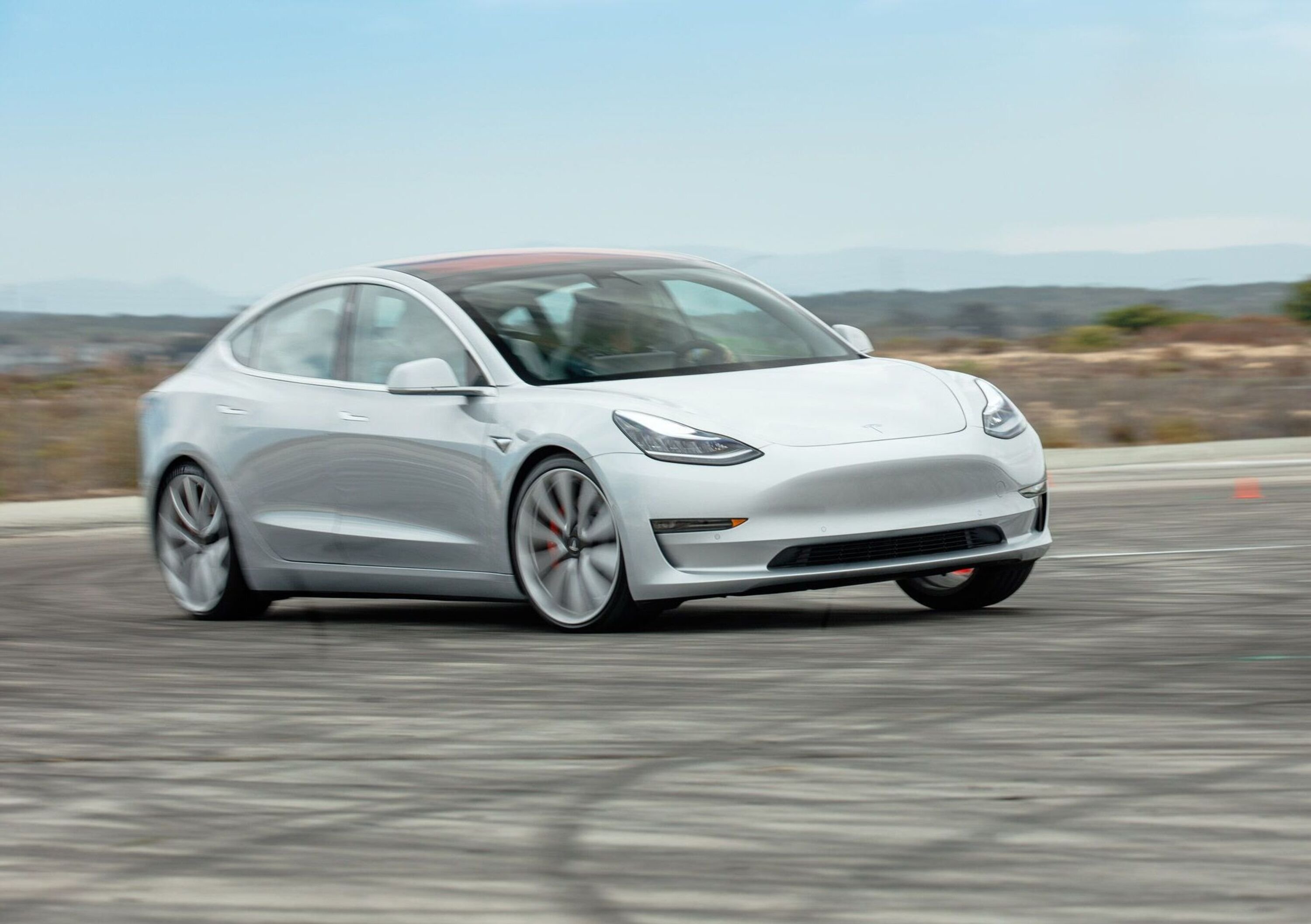 Tesla Model 3 Performance pi&ugrave; veloce di una Ferrari in un test