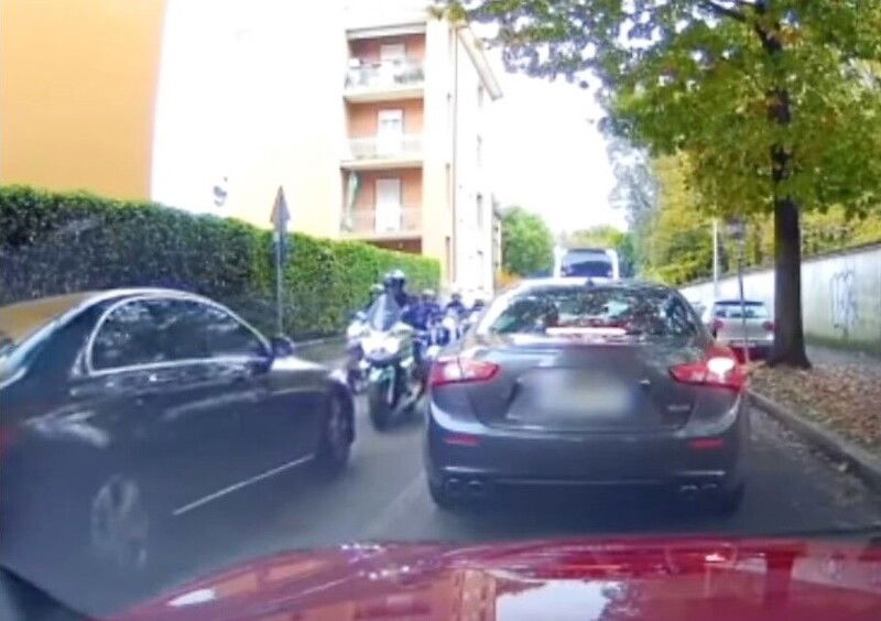 Saltano la coda, contromano, ma incontrano gruppo motociclisti dei vigili: retromarcia! [video]