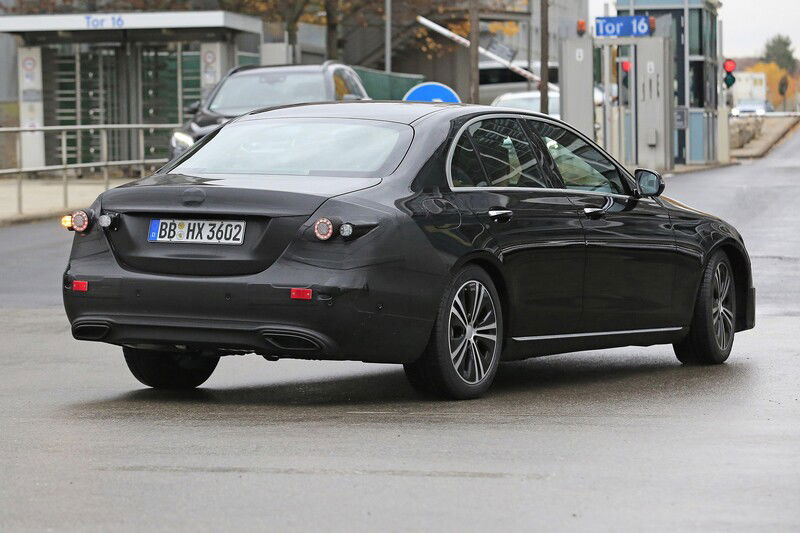 La futura Mercedes Classe E camuffata