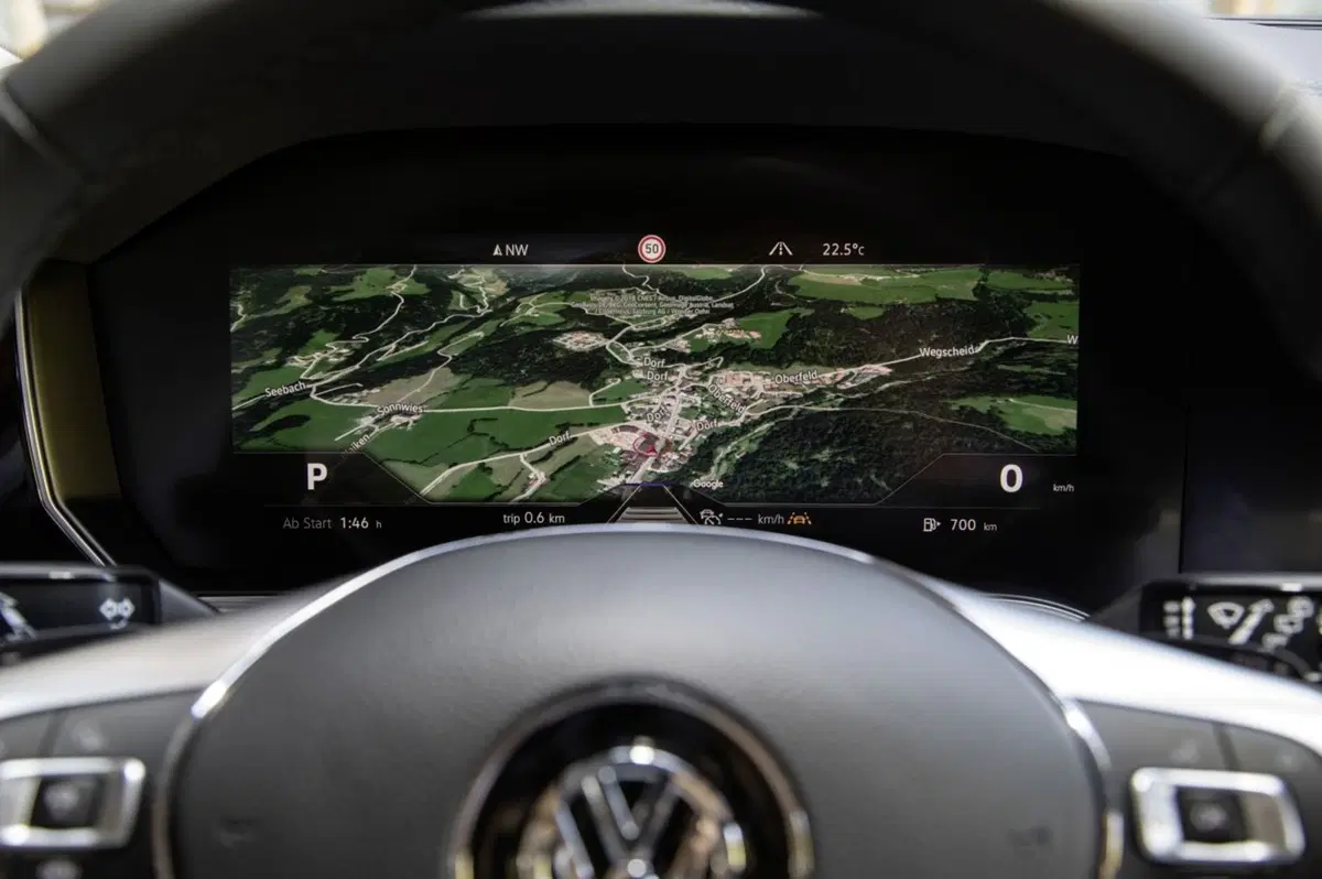 Volkswagen Touareg, il quadro strumenti diventa curvo (2)