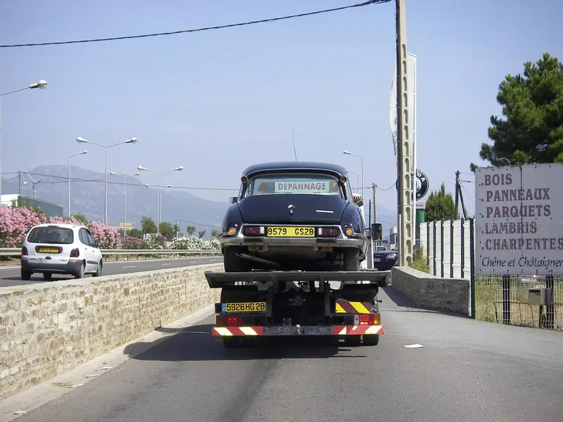 Verso il terribile Control Tecnique...carro attrezzi o galera, qui non si scherza. Mai esportare un veicolo prima di aver effettuato la revisione nel paese di provenienza, si rischia la mancata reimmatricolazione in Italia e grosse spese aggiuntive.
