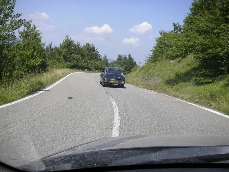 Legacy IV insegue Ds: non centrano nulla l'un l'altra. Entrambe hanno tenuta di strada eccezionale, entrambe le portiere elegantissime prive di cornici ai finestrini, entrambe hanno muso a frccia tondeggiante. In comune? Entrambe sono solo un ricordo per le proprie case costruttrici