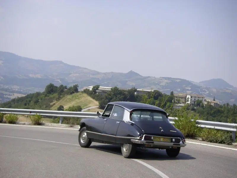 Il portamento meraviglioso della Ds anche in curva: non &egrave; chiaro di che mezzo terrestre si tratti anche se &egrave; evidente che non si tratta di un'automobile 