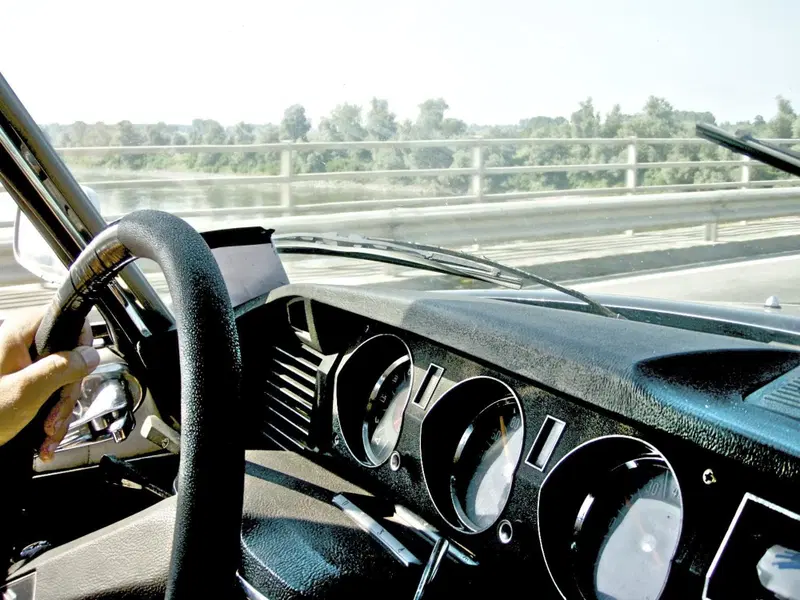Il cruscotto dell'ultima serie della Ds, il peggiore della serie Ds con i quadranti nascosti dal volante. Non in armonia con la linea dell'auto, la sua durezza formale stride rispetto alle versioni precedenti . Ci se lo fa andare bene ma &egrave; un vero rammarico. Senza cambio semi-automatico non state guidando una DS