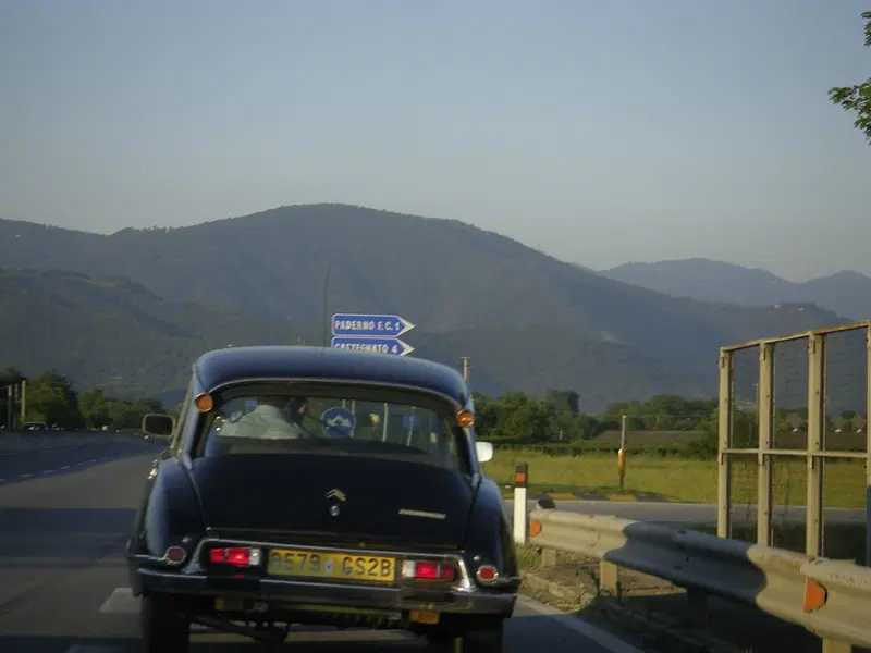 Ce l'abbiamo quasi fatta, tutto sembra in perfetta forma e grande bellezza. Abbiamo ancora targhe corse e quel buco tra le cifre mi giurano non fosse di arma da fuoco. Io non sono De Gaulle...