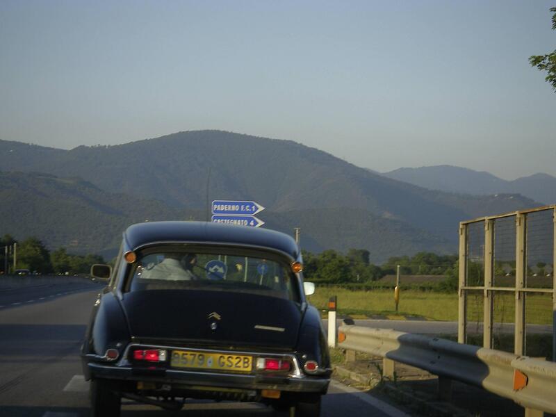 Ce l&#039;abbiamo quasi fatta, tutto sembra in perfetta forma e grande bellezza. Abbiamo ancora targhe corse e quel buco tra le cifre mi giurano non fosse di arma da fuoco. Io non sono De Gaulle...