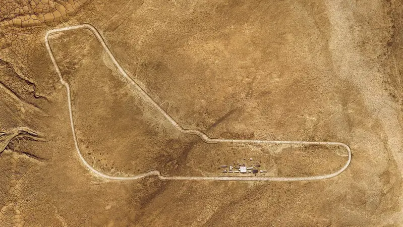 Nuova BMW X5: nel deserto del Sahara come a Monza [Video]