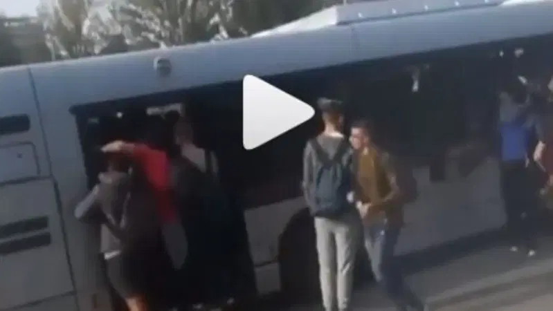 Roma, Autobus troppo pieno: entrano dai finestrini [video]