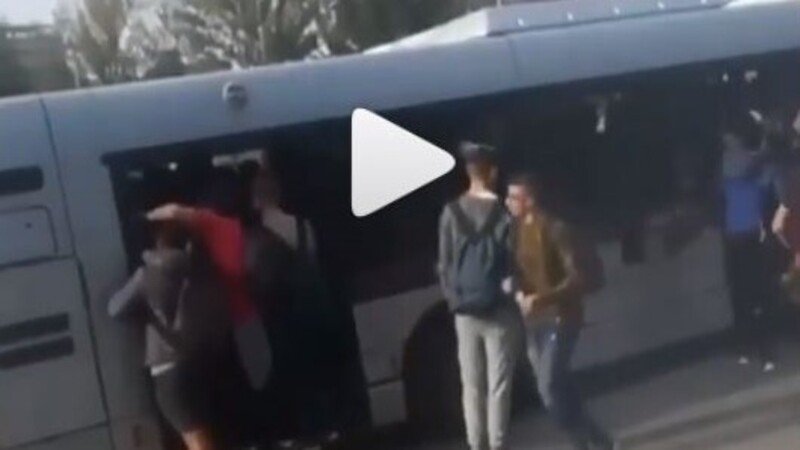 Roma, Autobus troppo pieno: entrano dai finestrini [video]