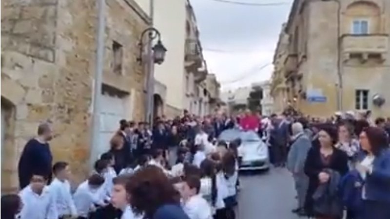 Malta, l&#039;arcivescovo in processione su una Porsche trainata da 50 bambini [Video]