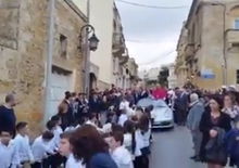 Malta, l'arcivescovo in processione su una Porsche trainata da 50 bambini [Video]