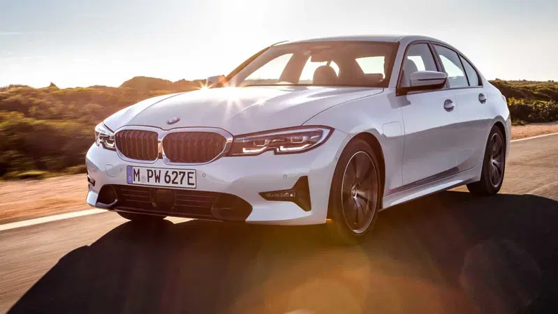 BMW 330e, l'ibrida plug-in che mancava
