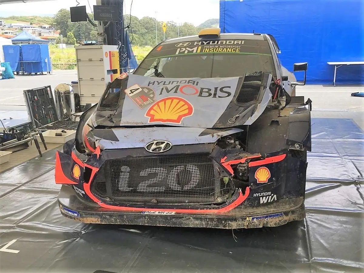WRC 2018 Australia, Stranezze: pazzo che scatta foto sotto le auto e trattore (2)