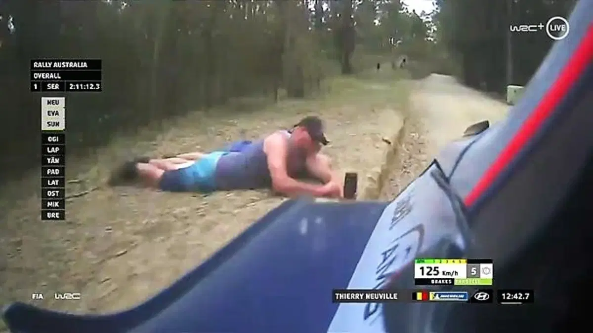 WRC 2018 Australia, Stranezze: pazzo che scatta foto sotto le auto e trattore (3)