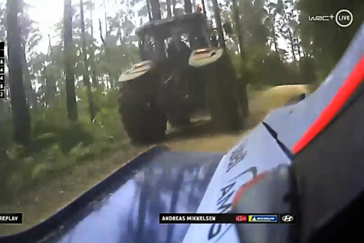 WRC 2018 Australia, Stranezze: pazzo che scatta foto sotto le auto e trattore (4)