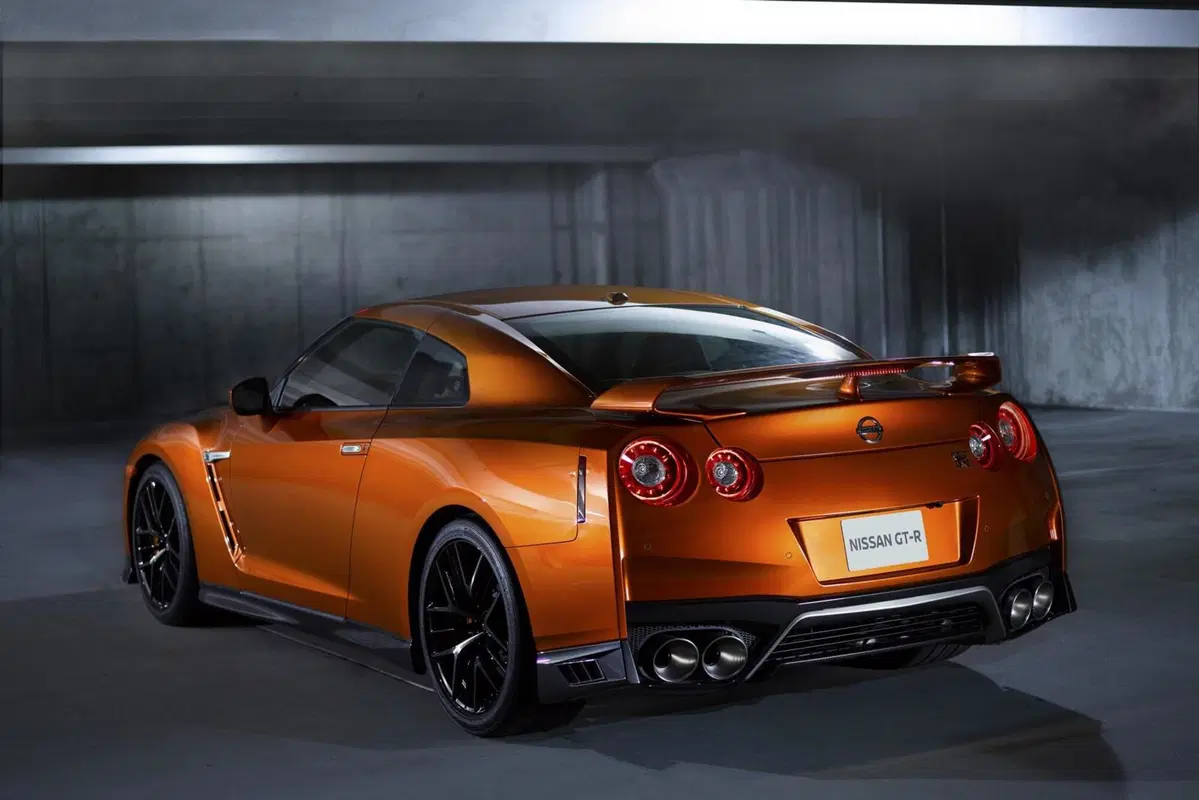 Nissan GT-R restyling 2016, il mito si rinnova