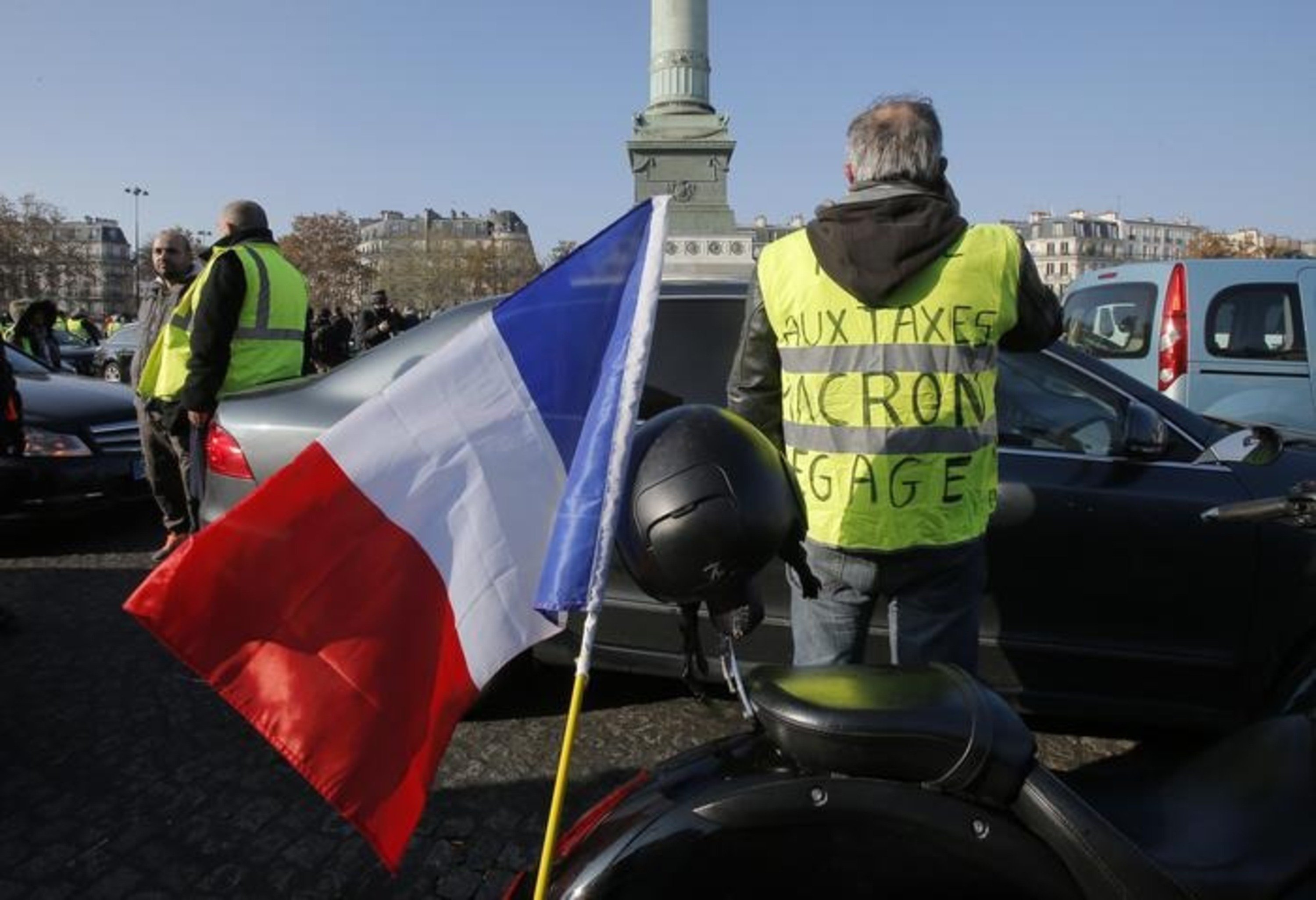Francia nel caos per il caro Diesel: chi sono i &ldquo;gilet gialli&rdquo;