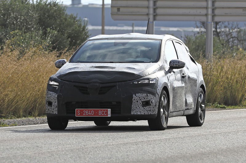 Nuova Renault Clio, avvistata ancora su strada [Foto spia]