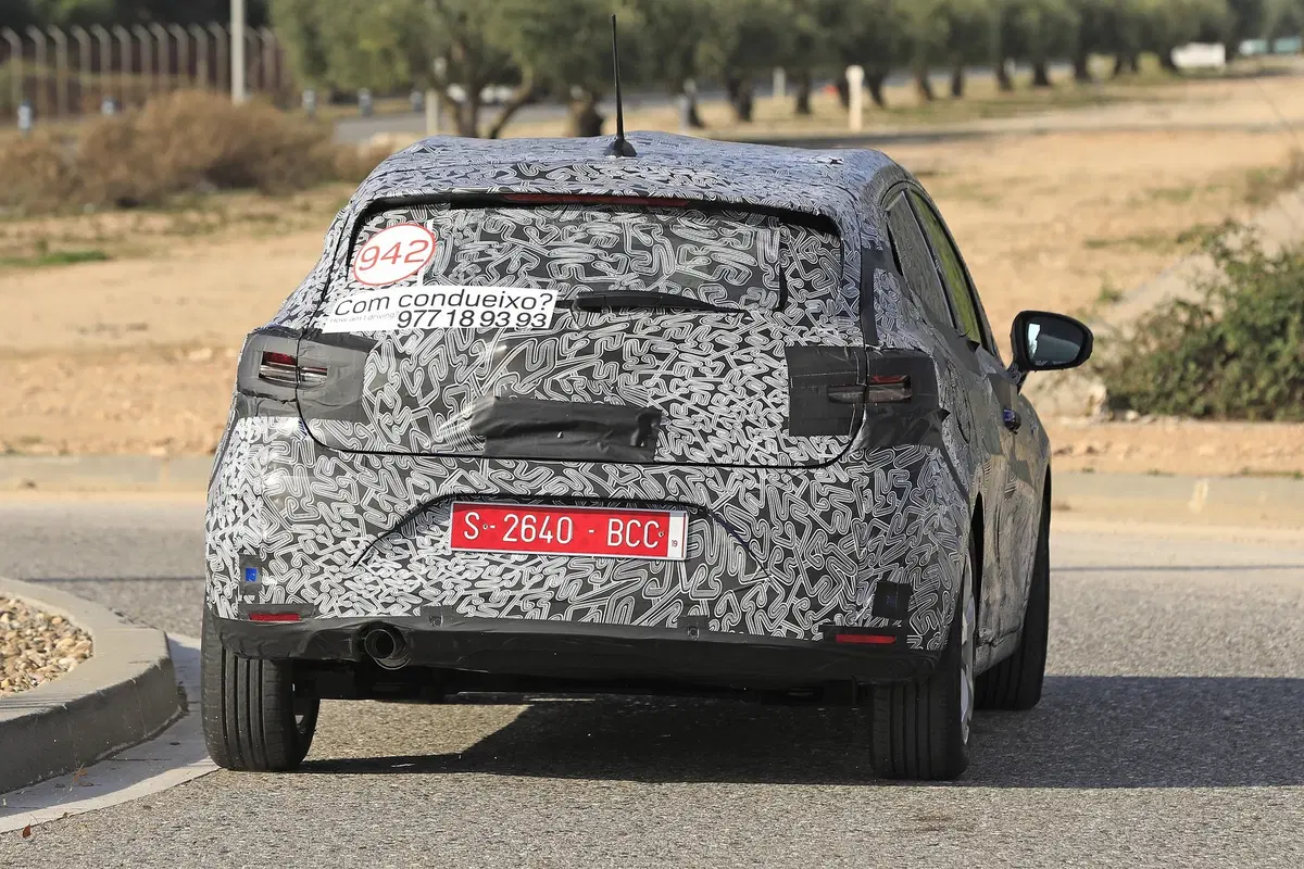 Nuova Renault Clio, avvistata ancora su strada [Foto spia] (2)