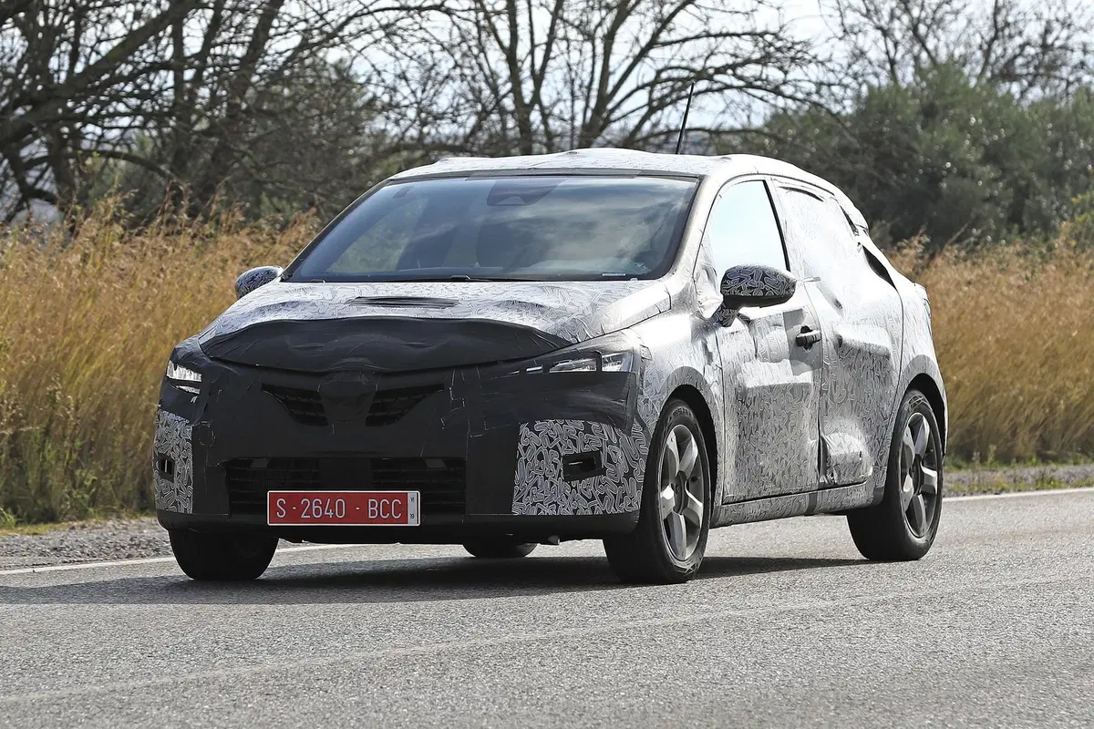 Nuova Renault Clio, avvistata ancora su strada [Foto spia] (9)