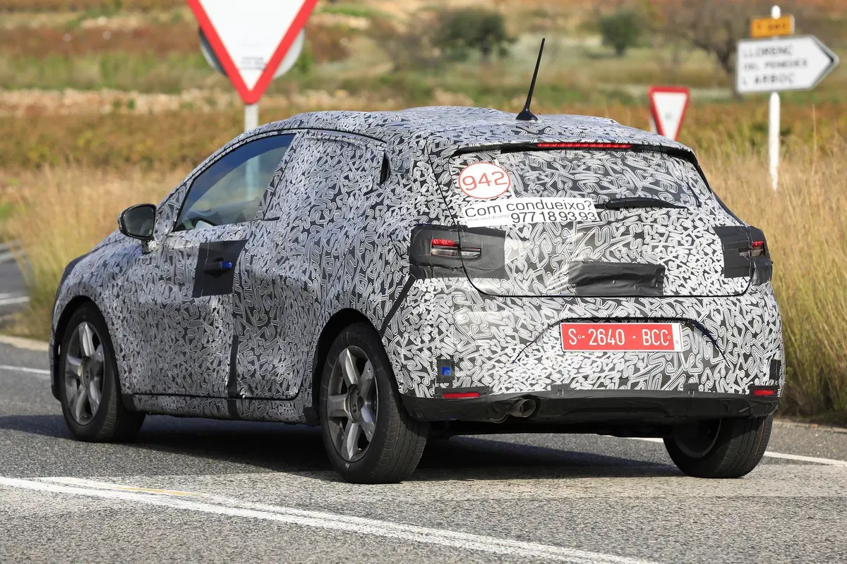 Nuova Renault Clio, avvistata ancora su strada [Foto spia] (11)