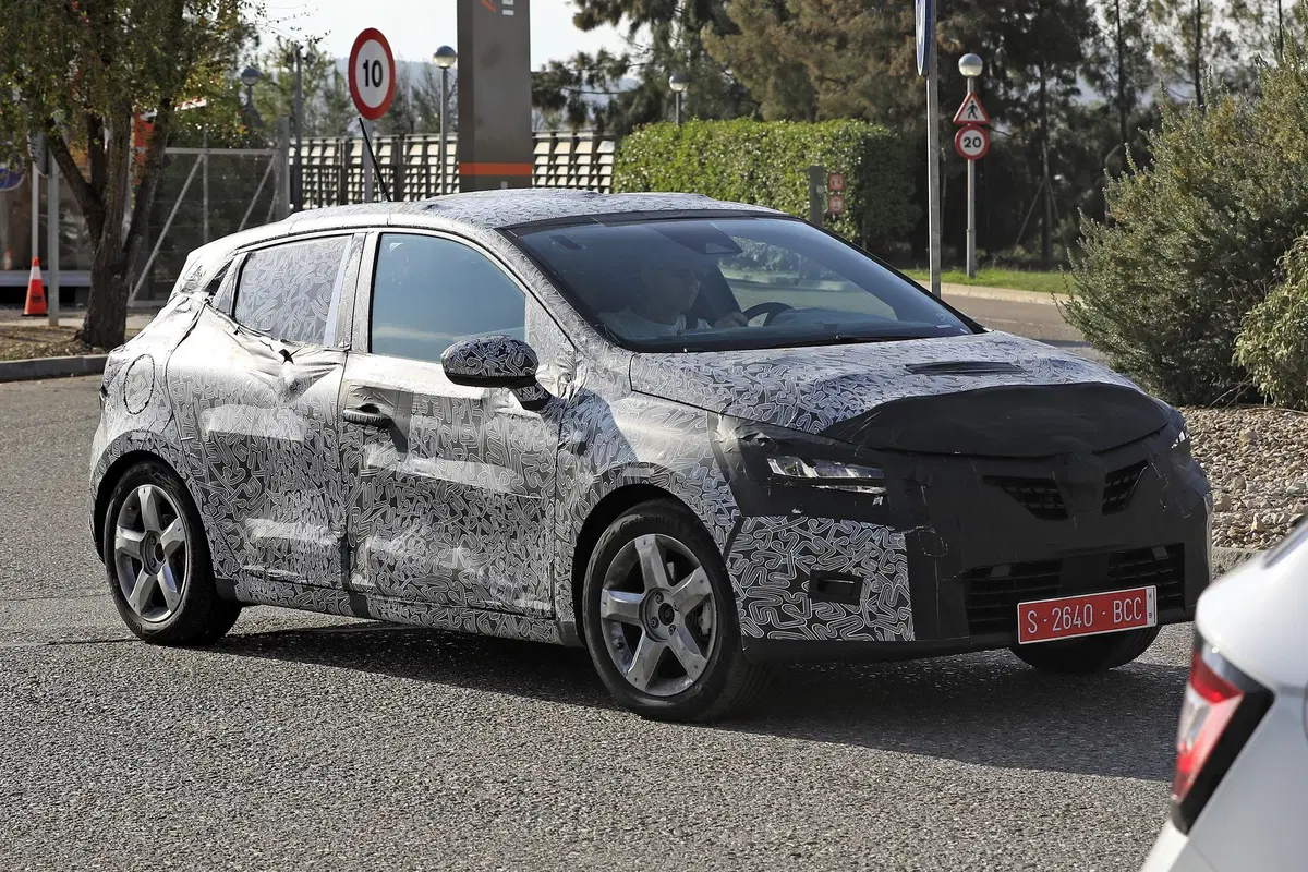 Nuova Renault Clio, avvistata ancora su strada [Foto spia] (15)
